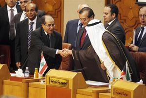 الشيخ دمحمد الصباح مهنئا ممثل المجلس الانتقالي الليبي محمود جبريل