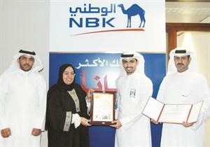 يعقوب الباقر يتسلم درع التكريم من ماقبال الطيار وممثلي الكهرباء والماء﻿
