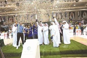 فرحة لاعبي فريق غول على منصة التتويج بعد احراز لقب النسخة 32 لدورة الروضان الرمضانية ﻿