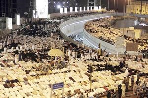 مصلون في الشوارع المحيطة بالحرم المكي بعد ان تعذر دخولهم افپ