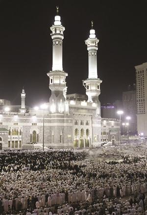 مصلون يؤدون صلاة قيام ليلة 29 من رمضان في الحرم المدني