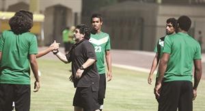 مارادونا يوجه لاعبيه في اول ظهور له مع الوصل افپ
