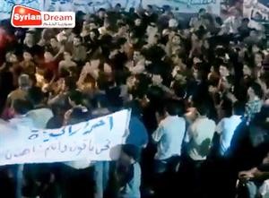 صورة عن الانترنت لمظاهرة مسائية في الجيزة بريف درعا
