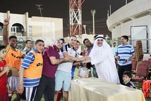 يعقوب الشطي يسلم الكاس
