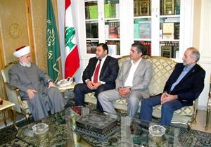 المفتي د محمد رشيد قباني مستقبلا وفدا من نواب عكار في دار الفتوى امس محمود الطويل