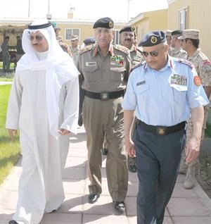 الشيخ جابر المبارك لدى تفقده بعض وحدات الجيش﻿
