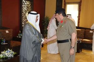 المبارك يتلقى التهاني من احد الضباط﻿