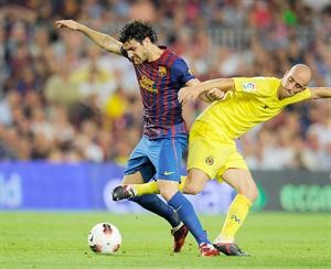لاعب برشلونة سيسك فابريغاس يمر من مدافع فياريال بورخا فاليرو افپ