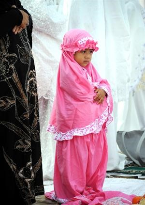 طفلة تصلي العيد﻿
