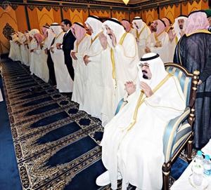 خادم الحرمين الشريفين اثناء صلاة العيد ويبدو رئيس الوزراء اللبناني السابق سعد الحريري﻿