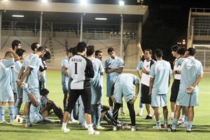 عبدالعزيز حمادة يجتمع باللاعبين مع المدرب غوران توفاريتش﻿