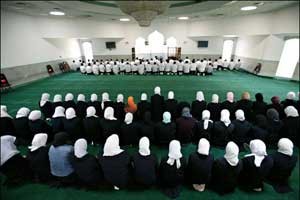 استطلاع: المسلمون راضون عن حياتهم في الولايات المتحدة رغم تعرضهم للتمييز