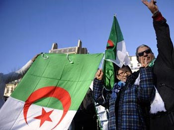 ثورة 17 سبتمبر في الجزائر: خريف غضب لكسب رهان التغيير