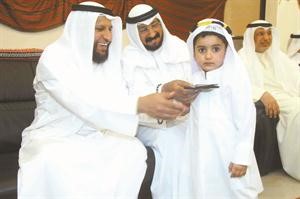 دمحمد العفاسي وجمال الدوسري وحمد المعضادي يعايدون احد ابناء دور الرعاية	محمد ماهر﻿