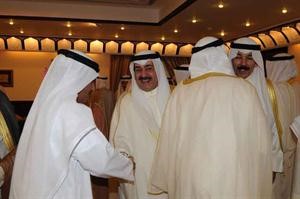 الشيخ احمد الحمود والشيخ محمد الخالد يتبادلان التهاني مع اثنين من المواطنين﻿