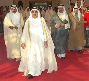 صاحب السمو الامير الشيخ صباح الاحمد لدى مغادرته الى منغوليا وفي وداعه سمو ولي العهد والشيخ جابر المبارك﻿