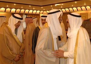 صاحب السمو يتلقى التهاني من احد المواطنين ومن الشيخ خالد العبدالله واحمد فهد الفهد﻿