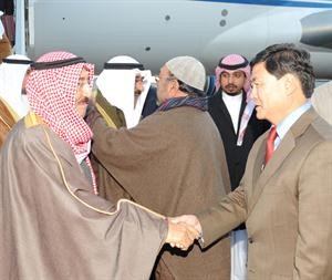 صاحب السمو الامير الشيخ صباح الاحمد مصافحا مستقبليه والشيخ ناصر صباح الاحمد يرحب بالشيخ مشعل الاحمد﻿
