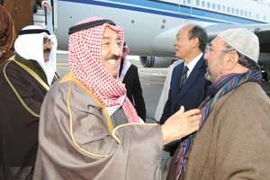 صاحب السمو الامير الشيخ صباح الاحمد لدى وصوله الى مطار جينكيز خان في العاصمة المنغولية وفي استقباله الشيخ ناصر صباح الاحمد