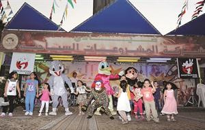 الشخصيات المحببة للاطفال تشاركهم الفرحة في المدينة
