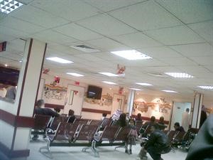 عدد من المراجعين بانتظار مراجعة الاطباء امس﻿