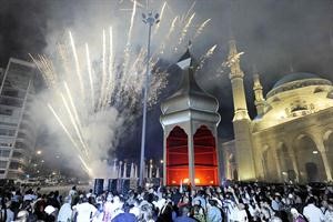 رئيس بلدية بيروت يضيء فانوسا كبيرا بجانب مسجد الامين بمناسبة عيد الفطر امس	محمود الطويل﻿