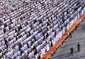 ليبيون يؤدون صلاة عيد الفطر في ساحة الشهداء بطرابلس امس﻿