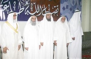 حمود الرومي وطارق العيسى وعبدالله العتيقي في استقبال المهنئين في العيد