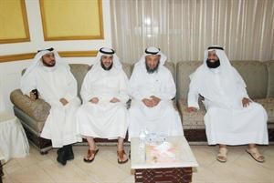 مهنئون بالعيد في احياء التراث﻿