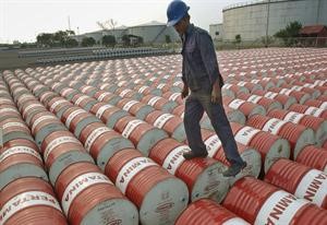 نفطيون لـ «الأنباء»: 32.8 مليار دولار خسارة «متوقعة» لإيرادات الكويت النفطية سنوياً إذا اندلعت أزمة مالية جديدة