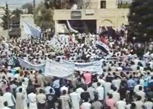 صورة ماخوذة عن الانترنت لمتظاهرين سوريين مطالبين باسقاط النظام في بلدة جرزناز في ادلب