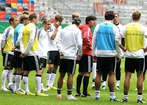 مدرب المانيا يواكيم لوف يتوسط لاعبي المانشافت خلال التدريبات افپ