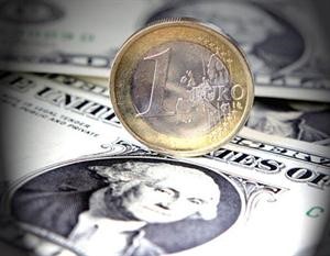 المصارف المركزية العالمية تبحث عن جدوى الاستمرار في ابقاء احتياطياتها بالدولار
