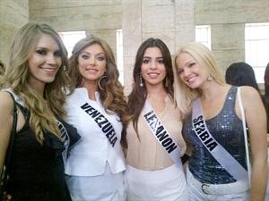 ملكة جمال لبنان ريتا الخوري تتوسط عددا من المشاركات في المسابقة﻿