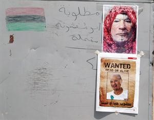 صورة وزعها المعارضون لاحتمالات الاشكال التي يمكن ان يتنكر بها القذافي الهارب	افپ﻿