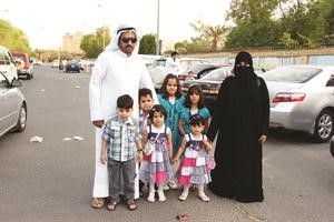 احدى الاسر تستمتع بالعيد في حديقة الحيوان﻿