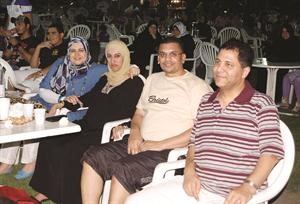 احدى الاسر وقد بدت عليها الفرحة بما شاهدته

