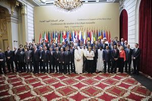 الشيخ د محمد الصباح في لقطة تذكارية مع المشاركين في المؤتمر