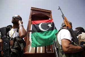 الثوار الليبيون يحرسون خطيب الجمعة في ساحة الشهداء في طرابلس	 افپ﻿