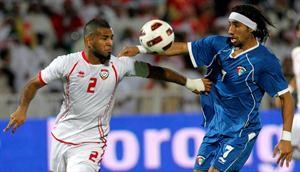 فهد العنزي يصارع مدافع الامارات خالد سبيل الازرق كوم