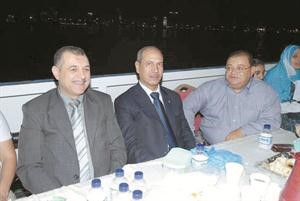 عثمان البدري متوسطا بركات القصيبي وعادل صبحي خلال الرحلة﻿