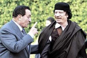صورة ارشيفية للرئيسين السابقين مبارك والقذافي