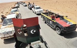 قوافل الثوار ينتظرون قرب بلدة بني وليد في ضواحي طرابلس افپ