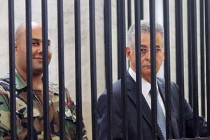 العميد فايز كرم في قفص الاتهام خلال جلسة محاكمته امس محمود الطويل