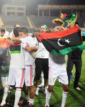 لاعبو ليبيا يحتفلون بالفوز على موزمبيق برفع علم الاستقلال اپ