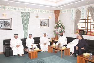 زيد العازمي مع عدد من المهنئين
