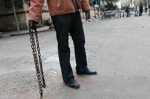 المصريون ينتقمون من البلطجية بقتلهم وبتر أوصالهم وسحل جثثهم 