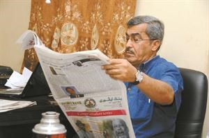 الزميل عدنان الراشد يطالع احد اعداد المصير﻿