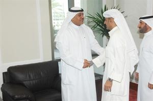 مسالم الاذينة مستقبلا احد المهنئين﻿