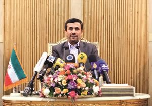 الرئيس الايراني محمود احمدي نجاد متحدثا في ايجاز صحافي قبيل مغادرته الى طاجكستان امس	اپ﻿